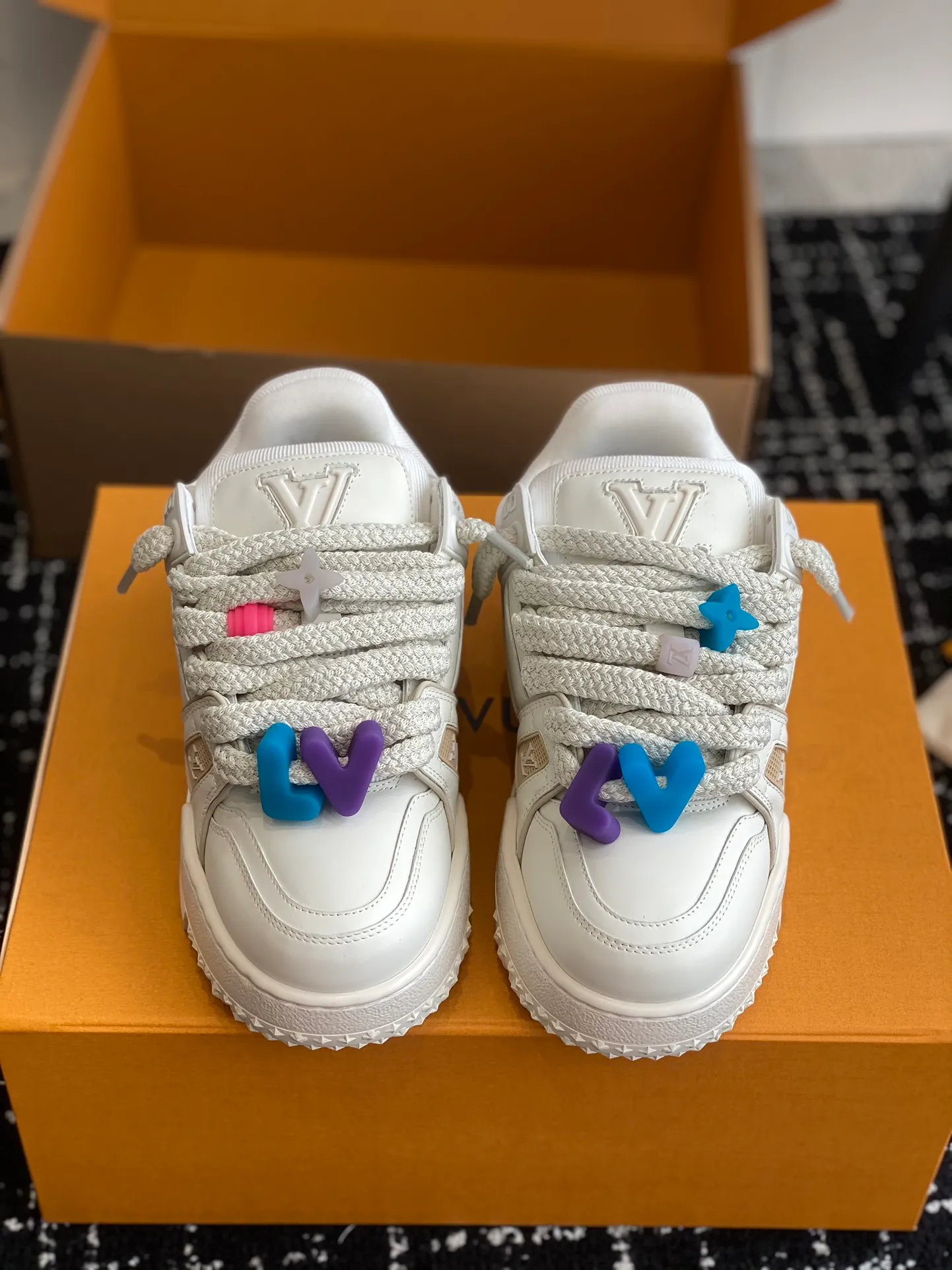 👟👟Ex-factory price 840👟👟 The latest upgraded version of lvtrainer Little Fatty 2023 is the same as the original version. Exclusive mold opening. Market ceiling level. Welcome to compare. At the Louis Vitton 2023 show, the new Trainer was unveiled. The new shoe style did not change much in the upper design, but the shoe shape became wider. Thicker and larger tongues replace the original visual effect. Since the launch of Lanvin bread shoes, this fat shoe style has become more and more popular!  Select imported calfskin/denim splicing/Yangjing material, exclusive molded outsole fasteners, decorative accessories can be removed at will!  Size: #35-45 (⚠️40 for women, 45 for men, customization is non-refundable)
